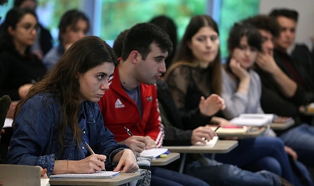 İnsan ve Toplum Bilimleri Fakültesi geniş kariyer fırsatları sunuyor!